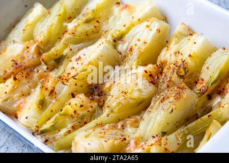 Bulbes de fenouil bio cuits au sel et au poivre. Plat de fenouil à l'huile d'olive. Banque D'Images