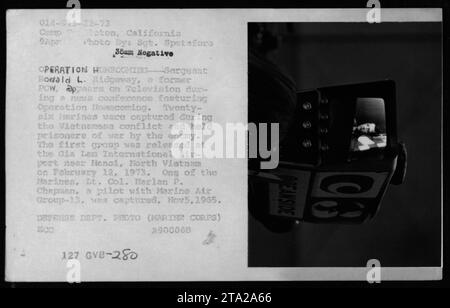 Le sergent Rowald L. Ridgeway, ancien prisonnier de guerre, apparaît à la télévision lors d'une conférence de presse pour l'opération Homecoming. En février 1973, 26 Marines, dont le lieutenant-colonel Harlan P. Chapman, sont libérés après avoir été capturés pendant la guerre du Vietnam. Photo prise à l'aéroport international de Gia Lem près de Hanoi, Nord Vietnam. Photo du département de la Défense.' Banque D'Images