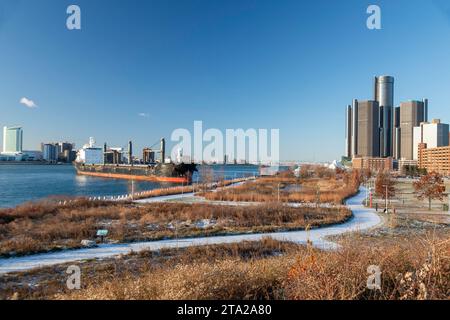 Detroit, Michigan, États-Unis. 28 novembre 2023. Un cargo de 623 pieds est coincé près du centre-ville de Détroit pour la deuxième journée après un échouement dans la rivière Détroit le 27 novembre. Le Barbro G transporte 21 000 tonnes de blé en Italie. Crédit : Jim West/Alamy Live News Banque D'Images