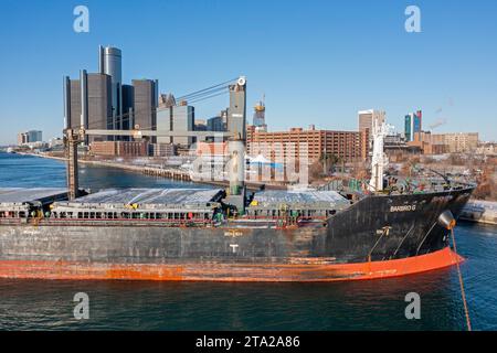 Detroit, Michigan, États-Unis. 28 novembre 2023. Un cargo de 623 pieds est coincé près du centre-ville de Détroit pour la deuxième journée après un échouement dans la rivière Détroit le 27 novembre. Le Barbro G transporte 21 000 tonnes de blé en Italie. Crédit : Jim West/Alamy Live News Banque D'Images