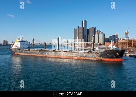 Detroit, Michigan, États-Unis. 28 novembre 2023. Un cargo de 623 pieds est coincé près du centre-ville de Détroit pour la deuxième journée après un échouement dans la rivière Détroit le 27 novembre. Le Barbro G transporte 21 000 tonnes de blé en Italie. Crédit : Jim West/Alamy Live News Banque D'Images