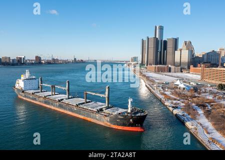 Detroit, Michigan, États-Unis. 28 novembre 2023. Un cargo de 623 pieds est coincé près du centre-ville de Détroit pour la deuxième journée après un échouement dans la rivière Détroit le 27 novembre. Le Barbro G transporte 21 000 tonnes de blé en Italie. Crédit : Jim West/Alamy Live News Banque D'Images