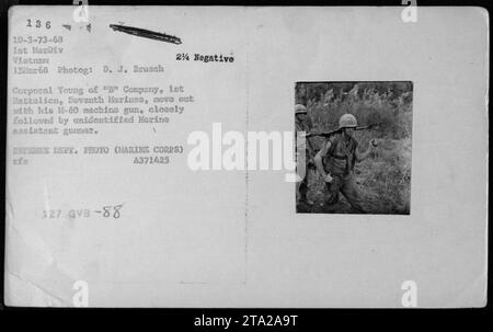 Le caporal Young de la compagnie 'B', 1e bataillon, 7e Marines, avance avec sa mitrailleuse M-60 pendant le combat le 13 mars 1968. Il est accompagné d'un artilleur assistant des Marines non identifié. Cette photographie a été prise par D.J. Brusch et fait partie de la collection des activités militaires américaines pendant la guerre du Vietnam. Banque D'Images