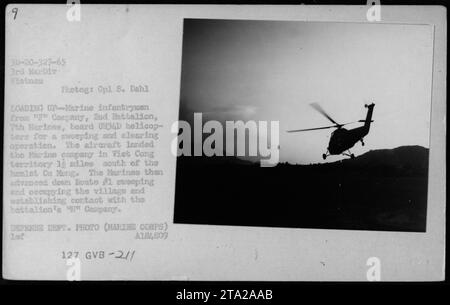 Des fantassins de la Compagnie, 2e bataillon, 7e Marines, embarquent à bord d'hélicoptères UH34D pour une mission au Vietnam. Les hélicoptères ont atterri les Marines dans le territoire Viet Cong, à 1 km au sud du hameau de Cu Mong. Les Marines avancent sur la route 1, balayant et occupant le village et établissant le contact avec la compagnie du bataillon. Photographie prise en 1965 par le Cpl S. Dahl, Département de la Défense Photo (Marine corps). Banque D'Images