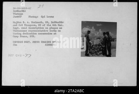 Le major-général B.A. Hochmuth, commandant de la 3e Division des Marines, et le colonel Thompson, commandant du 4e Régiment des Marines, lisent une inscription sur une plaque lors d'une cérémonie d'inauguration au Camp Evans, en République du Vietnam. Un représentant vietnamien observe la cérémonie. Cette photographie a été prise en juin 1967. Banque D'Images