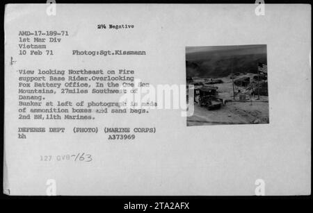 Vue depuis la base de soutien incendie Rider, située dans les montagnes que son, à 27 miles au sud-ouest de Danang. La photographie montre un bunker fait avec des boîtes de munitions et des sacs de sable sur la gauche. Elle a été prise le 10 février 1971 par le sergent Kissmann de la 1e Division des Marines au Vietnam. Source : Département de la défense DES ÉTATS-UNIS. Banque D'Images