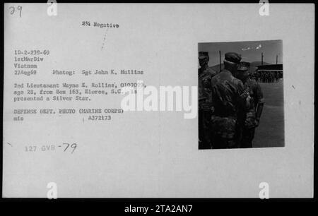 Le sous-lieutenant Wayne E. Rollins, âgé de 28 ans, a reçu l'étoile d'argent au Vietnam le 27 août 1969. Le secrétaire adjoint de la Marine John Warner, le secrétaire à la Défense Melvin Laird et le Dr Norman Vincent Peale, photographiés par le sergent John K. Mullins du corps des Marines, ont assisté à la cérémonie. Banque D'Images