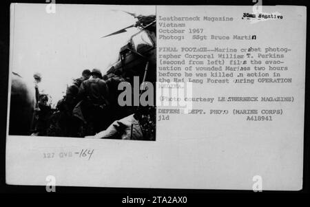 Légende : dans cette photographie d'octobre 1967, prise par les photographes de combat Larry Burrows et le SSgt Bruce Martin, le caporal William T. Perkins (deuxième à partir de la gauche) est vu en train de capturer des images de l'évacuation des Marines blessés lors de l'opération Medina dans la forêt de Hai Lang. Tragiquement, Perkins a été tué au combat seulement deux heures plus tard. Cette photo a été présentée dans Leatherneck Magazine et fournie par les archives du corps des Marines du Département de la Défense. Banque D'Images