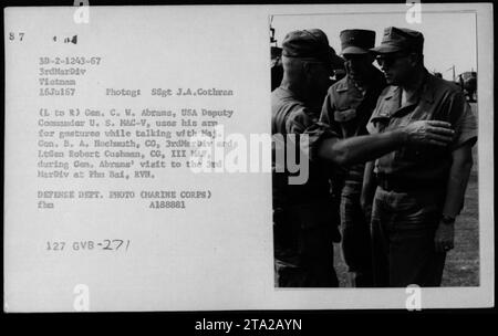 De hauts responsables militaires et gouvernementaux, dont le vice-président Hubert Humphrey, le général William Westmoreland et le sénateur Harry F. Byrd, sont photographiés sur cette photo en noir et blanc prise le 16 juillet 1967. L'image montre le général C. W. Abrams, commandant adjoint du MAC-V des États-Unis, engagé dans une conversation avec le major général B. A. Hochmuth, commandant général de la 3e division des Marines, et le lieutenant général Robert Cushman, commandant général de la IIIe force amphibie marine, lors d'une visite à Phu Bai, Vietnam. Banque D'Images