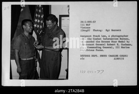 Le sergent Frank Lee, photographe du Bureau d'information au combat, reçoit la médaille de l'étoile de bronze lors d'une cérémonie le 25 août 1967. Le lieutenant-général Robert E. Cushman Jr., commandant général de la IIIe Force marine amphibie, remet la médaille au sergent Lee au Vietnam. (Photographie : Sgt Barrett - Département de la Défense des États-Unis) Banque D'Images