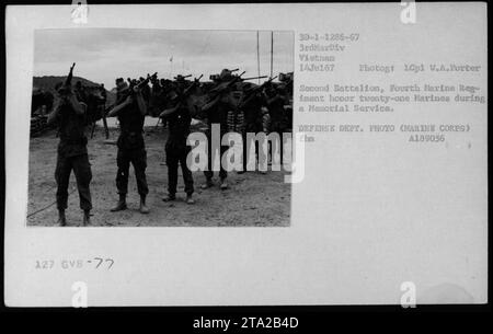 Le service commémoratif a lieu au Vietnam le 14 juillet 1967, honorant vingt et un Marines du deuxième bataillon, quatrième régiment de Marines. Le vice-président Hubert Humphrey assiste à la cérémonie. Cette photographie a été prise par le lcpl W.A. porter de la 3e Division des Marines. DEPT. DÉFENSE PHOTO (MARINE CORPS) FHM A189056.' Banque D'Images