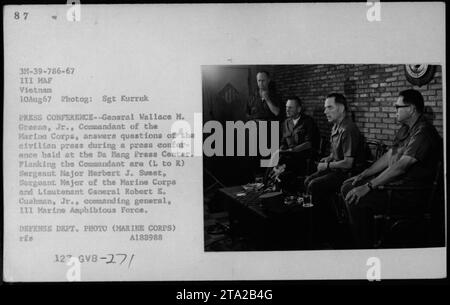 Légende : Conférence de presse pendant la guerre du Vietnam - le général Wallace M. Greene, Jr., commandant du corps des Marines, répond aux questions de la presse au Centre de presse de Da Nang, le 10 août 1967. Sont également présents le Sergent-major Herbert J. Sweet et le Lieutenant-général Robert E. Cushman, Jr., commandant général de la IIIe Marine Amphibious Force. Département de la défense Photo, corps des Marines.' Banque D'Images