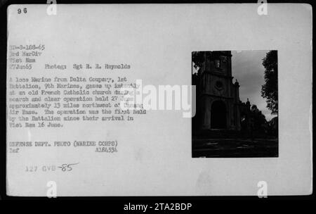 Marine de la compagnie Delta, 1e bataillon, 9e Marines, se concentre sur une ancienne église catholique française lors d'une opération de recherche et de nettoyage tenue le 27 juin 1965, au Vietnam. L'opération a eu lieu à environ 13 miles au nord de la base aérienne de Danang et a été la première opération du bataillon depuis son arrivée le 16 juin. Banque D'Images