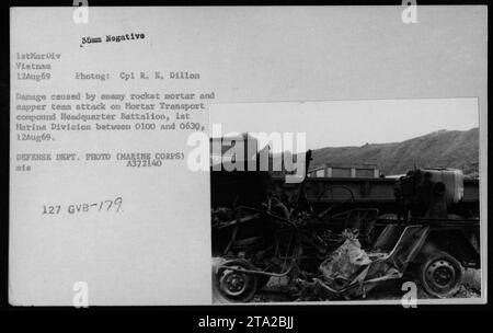 Image des conséquences de l'attaque d'une équipe ennemie de mortier-roquette et de nappeur sur le complexe de transport de mortier de la 1e Division des Marines au Vietnam le 12 août 1969. Les dommages subis par le bataillon du quartier général sont évidents sur la photo prise par le Cpl R. E. Dillon. Banque D'Images