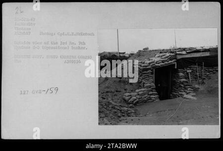 Cette photographie en noir et blanc prise le 21 février 1967 montre une vue extérieure du bunker du 3e Bataillon Jeh Pinas 5-3 (opérations) aux bases de combat. L'image est attribuée au Cpl K.K. LicIntosh. Ceci est une documentation des activités militaires américaines pendant la guerre du Vietnam. Banque D'Images