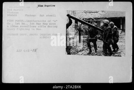 Des soldats du corps des Marines de la compagnie 'A', 1e bataillon, 1e régiment de Marines, sont vus ici déplaçant un fusil sans recul de 106 mm pendant un combat lourd dans la ville de Hue, Vietnam, le 9 février 1968. Cette photographie a été prise par le sergent Atwell et fait partie de la collection d'images du ministère de la Défense illustrant les activités militaires américaines pendant la guerre du Vietnam. Banque D'Images