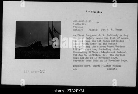 Les Marines du 1e Bataillon de Recon honorent onze Marines de Recon tombés au combat, y compris leur commandant le lieutenant colonel William G. Leftvich Jr, tués au combat le 18 novembre 1970. Le premier sergent J.T. Bufford lit les noms comme des « chapeaux de Bush » sont placés sur des fusils pendant la cérémonie. Photographie prise le 23 novembre 1970 par le Sgt. R.L. Menge. Photo officielle du ministère de la Défense (corps des Marines), ID : AMD-2873-3-70. Banque D'Images