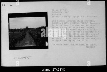 Les membres de la compagnie 'ITEM', 3e Bataillon, 9e Marines quittent un village près de Danang, Vietnam sur leur chemin vers la colline 327. Ils assureront la sécurité des sites de missiles Hawk et de la compagnie « C » du 7e bataillon du génie, qui travaillent à l'amélioration de la route et des ponts menant à la colline. » Banque D'Images