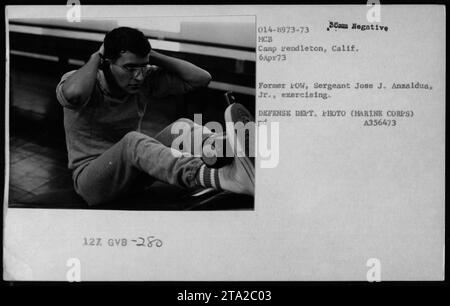 Le 6 avril 1973, le sergent des Marines Jose J. Anzaldua Jr., ancien prisonnier de guerre, effectue des exercices au camp MCB Pendleton pendant l'opération Homecoming, documentant le rapatriement des prisonniers de guerre des Marines américains. Banque D'Images