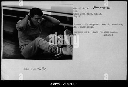 Le sergent de marine Jose J. Anzaldua Jr., un ancien prisonnier de guerre pendant la guerre du Vietnam, effectue des exercices au camp MCB de Pendleton le 6 avril 1973. Cette photographie capture la scène pendant l'opération Homecoming, le rapatriement des prisonniers de guerre des Marines américaines, marquant un événement important dans l'histoire militaire américaine. Banque D'Images