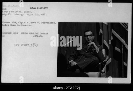 Le 4 avril 1973, l'ancien capitaine de prisonniers de guerre James V. DiBernardo tient une conférence de presse au Camp Pendleton, en Californie, lors de l'opération Homecoming, marquant le rapatriement des prisonniers de guerre des Marines américains. Banque D'Images