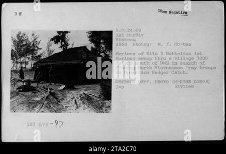 Marine of kilo 3 Battalion, 1st Marines menant l'opération Badger Tooth en janvier 1968 pendant la guerre du Vietnam. Sur cette image, ils sont vus balayant à travers un village situé à 7000 mètres au sud de la zone démilitarisée (DMZ) à la recherche des troupes de l'armée nord-vietnamienne qui tentent de fuir. Banque D'Images