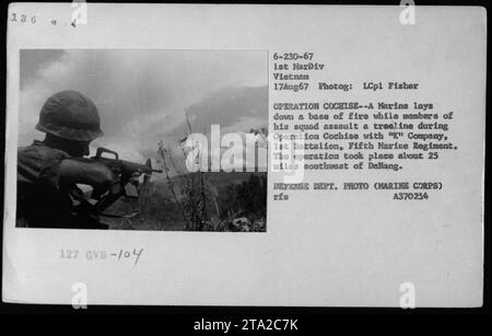 Marine engage le combat pendant l'opération Cochise avec la compagnie 'K', 1e bataillon, 5e régiment de Marines, à environ 25 miles au sud-ouest de Danang. Le Marine fournit un feu de couverture pendant que son escouade attaque une ligne des arbres. Cette photographie a été prise pendant la guerre du Vietnam le 17 août 1967 par le Lcpl Fisher. (DEPT. DÉFENSE PHOTO, MARINE CORPS) Banque D'Images