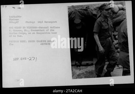 Le général Wallace H. Greene, Jr., commandant du corps des Marines, visite an Hoe dans le cadre d'une tournée d'inspection au Vietnam. Il est accompagné par Hubert Humphrey, Gen William Westmoreland et Sen Harry F. Byrd. La photo a été prise le 10 août 1967 par le Lcpl Davenport, lors de LA VISITE du CCH AU VIETNAM. Banque D'Images