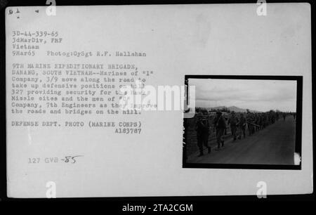 Des Marines de la compagnie 'I', 3/9, sont vus se déplacer le long d'une route pour établir des positions défensives sur la colline 327 à Danang, au Sud-Vietnam, le 9 mars 1965. Ils sont chargés de sécuriser les sites de missiles Hawk et d'assurer la sécurité des hommes de la compagnie 'C', 7th Engineers alors qu'ils travaillent à l'amélioration des routes et des ponts sur la colline. La photographie a été prise par le GySgt R.F. Hallahan de la 9th Marine Expeditionary Brigade. (Département de la Défense Photo - Marine corps - A183787) Banque D'Images