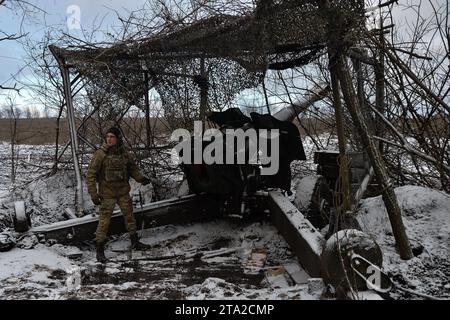 Kupyansk, oblast de Kharkiv, Ukraine. 27 novembre 2023. Un soldat ukrainien tire un obusier D-20 sur les forces russes. Les assauts russes se poursuivent malgré le début de l'hiver en Ukraine. (Image de crédit : © Madeleine Kelly/ZUMA Press Wire) USAGE ÉDITORIAL SEULEMENT! Non destiné à UN USAGE commercial ! Banque D'Images