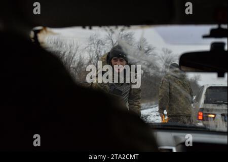 Kupyansk, oblast de Kharkiv, Ukraine. 27 novembre 2023. Après être restés coincés dans la boue, les soldats ukrainiens aident à remorquer la voiture. Les assauts russes se poursuivent malgré le début de l'hiver en Ukraine. (Image de crédit : © Madeleine Kelly/ZUMA Press Wire) USAGE ÉDITORIAL SEULEMENT! Non destiné à UN USAGE commercial ! Banque D'Images