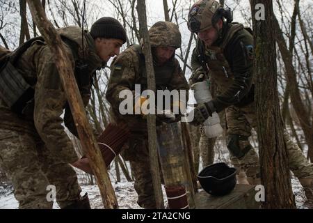 Kupyansk, oblast de Kharkiv, Ukraine. 27 novembre 2023. Les soldats de la 57e Brigade motorisée séparée préparent un obus d-20. Les assauts russes se poursuivent malgré le début de l'hiver en Ukraine. (Image de crédit : © Madeleine Kelly/ZUMA Press Wire) USAGE ÉDITORIAL SEULEMENT! Non destiné à UN USAGE commercial ! Banque D'Images