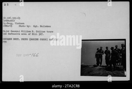 Le major-général William R. Collins visite la zone défensive du H111 327 à Da-Nang, au Vietnam, le 18 mars 1965. Cette photographie du 18 mars 1965 montre le major général lors de sa visite. Photo du sergent Hallahan. Source : Département de la Défense photo (corps des Marines) A183836 127 GVB-/66. Banque D'Images