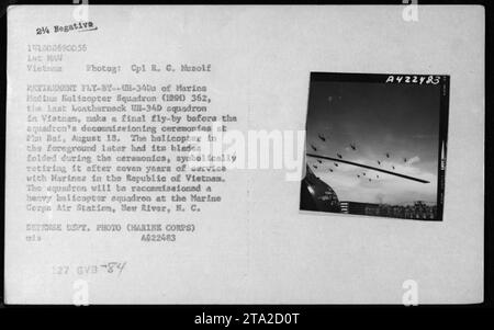 Retrait des hélicoptères UH-34D du Marine Medium Helicopter Squadron 362 lors des cérémonies de déclassement à Plan Bai, Vietnam, le 18 août. L'hélicoptère de premier plan a eu ses pales pliées comme une retraite symbolique après avoir servi avec les Marines au Vietnam pendant sept ans. L'escadron sera remis en service en tant qu'escadron d'hélicoptères lourds à la Marine corps Air Station, New River, Caroline du Nord. Banque D'Images