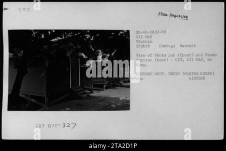 Corps des Marines AMÉRICAINS et bâtiments et bunkers vietnamiens, photographiés le 1 février 1968. L'image montre le laboratoire photo et la section presse de CIB, III MAF, à de Nang, Vietnam. Cette photo met en évidence les structures construites pour les activités militaires pendant la guerre du Vietnam. (Légende factuelle, 49 mots) Banque D'Images