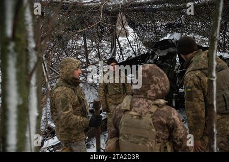 Kupyansk, oblast de Kharkiv, Ukraine. 27 novembre 2023. Les soldats ukrainiens de la 57e brigade motorisée séparée attendent les ordres de tirer sur leur obusier D-20. Les assauts russes se poursuivent malgré le début de l'hiver en Ukraine. (Image de crédit : © Madeleine Kelly/ZUMA Press Wire) USAGE ÉDITORIAL SEULEMENT! Non destiné à UN USAGE commercial ! Banque D'Images