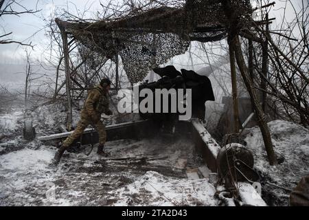 Kupyansk, oblast de Kharkiv, Ukraine. 27 novembre 2023. Un soldat ukrainien tire un obusier D-20 sur les forces russes. Les assauts russes se poursuivent malgré le début de l'hiver en Ukraine. (Image de crédit : © Madeleine Kelly/ZUMA Press Wire) USAGE ÉDITORIAL SEULEMENT! Non destiné à UN USAGE commercial ! Banque D'Images