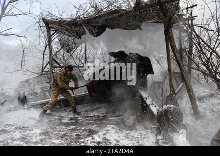 Kupyansk, oblast de Kharkiv, Ukraine. 27 novembre 2023. Un soldat ukrainien tire un obusier D-20 sur les forces russes. Les assauts russes se poursuivent malgré le début de l'hiver en Ukraine. (Image de crédit : © Madeleine Kelly/ZUMA Press Wire) USAGE ÉDITORIAL SEULEMENT! Non destiné à UN USAGE commercial ! Banque D'Images