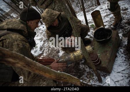 Kupyansk, oblast de Kharkiv, Ukraine. 27 novembre 2023. Les soldats de la 57e Brigade motorisée séparée préparent un obus d-20. Les assauts russes se poursuivent malgré le début de l'hiver en Ukraine. (Image de crédit : © Madeleine Kelly/ZUMA Press Wire) USAGE ÉDITORIAL SEULEMENT! Non destiné à UN USAGE commercial ! Banque D'Images