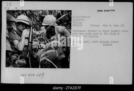 Le lieutenant Richard D. White (à droite) communique sur une radio détenue par le PFE Alvin W. Haynes, 9e Marinos, au Vietnam le 27 octobre 1968. La photographie a été prise par le SSgt F. Love III Banque D'Images