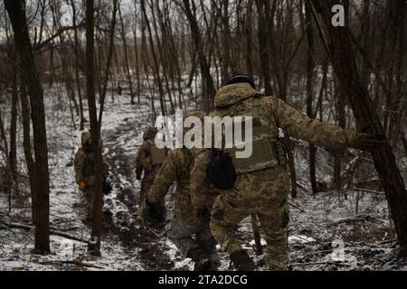Kupyansk, oblast de Kharkiv, Ukraine. 27 novembre 2023. Après une mission de tir terminée, les soldats de la 57e brigade motorisée séparée retournent à leur position. Les assauts russes se poursuivent malgré le début de l'hiver en Ukraine. (Image de crédit : © Madeleine Kelly/ZUMA Press Wire) USAGE ÉDITORIAL SEULEMENT! Non destiné à UN USAGE commercial ! Banque D'Images