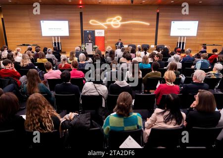 Wien, Österreich. 27. Novembre 2023. Sybille Straubinger, Geschäftsführende Direktorin des VIDC, spricht BEI der Veranstaltung Feministische Außenpolitik im Parlament gemeinsam mit dem Institut de Vienne pour le dialogue international et la coopération VIDC. *** Vienne, Autriche 27 novembre 2023 Sybille Straubinger, directrice exécutive du VIDC, prend la parole lors de l'événement politique étrangère féministe au Parlement avec l'Institut de Vienne pour le dialogue et la coopération internationaux VIDC Banque D'Images