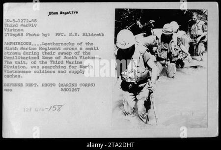 Leathernecks du neuvième régiment de Marines effectuent un balayage amphibie de la zone démilitarisée au Sud-Vietnam le 27 septembre 1968, à la recherche de soldats nord-vietnamiens et de caches de ravitaillement. Photo de PFC E.E. Hildreth, corps des Marines, ministère de la Défense. Banque D'Images