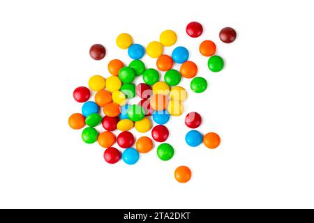 Une pile de boutons de chocolat enrobés de bonbons de couleur arc-en-ciel isolés Banque D'Images