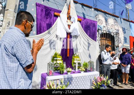 Les croyants prient devant les autels domestiques pendant la procession silencieuse du Vendredi Saint, ville d'Oaxaca, Mexique Banque D'Images