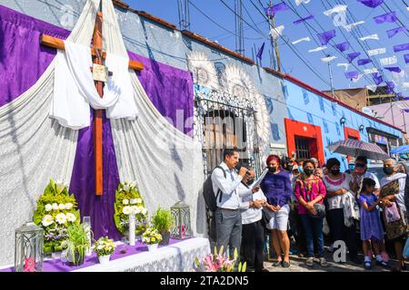 Les croyants prient devant les autels domestiques pendant la procession silencieuse du Vendredi Saint, ville d'Oaxaca, Mexique Banque D'Images