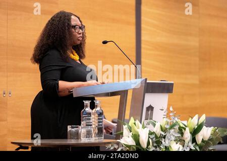 Wien, Österreich. 27. Novembre 2023. Toni Haastrup von der University of Manchester spricht BEI der Veranstaltung Feministische Außenpolitik im Parlament gemeinsam mit dem Institut de Vienne pour le dialogue international et la coopération VIDC. *** Vienne, Autriche 27 novembre 2023 Toni Haastrup de l'Université de Manchester prend la parole lors de l'événement politique étrangère féministe au Parlement avec l'Institut de Vienne pour le dialogue et la coopération internationaux VIDC Banque D'Images