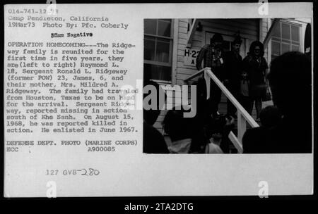 Le sergent Ronald L. Ridgeway, un ancien prisonnier de guerre, est réuni avec sa famille lors de l'opération Homecoming au Camp Pendleton, en Californie, le 19 mars 1973. La famille Ridgeway, dont Raymond L. (18) et James (6), avait voyagé de Houston, au Texas, pour l'accueillir à nouveau. Le sergent Ridgeway a été porté disparu au combat en août 1968 et a été présumé tué auparavant. Il s'est enrôlé en juin 1967. La photographie est gracieusement fournie par le PFC Coberly et le Département de la Défense (corps des Marines). Banque D'Images