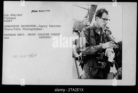 Légende factuelle : le photographe de combat Larry Burrows, travaillant pour Time/Life, a capturé cette image pendant la guerre du Vietnam. Prise en février 1967 lors de l'opération Deckhouse, la photo montre des Marines de la 9th Marine Amphibious Brigade/SLF (Special Landing Forces) engagés dans des combats. Ce négatif de 85 mm a été réalisé par Burrows, un photographe très respecté dans son domaine. L'image fait partie de la collection de photos du ministère de la Défense, désignée par les numéros d'identification A800990, 127 GVB-164 et 8796. Banque D'Images