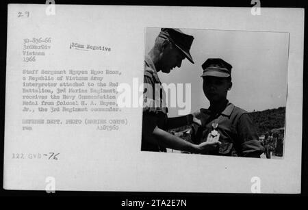 Le sergent Nguyen Ngoc Hoan, interprète de la République du Vietnam Aray attaché au 2e Bataillon, 3e Régiment de Marines, reçoit la Médaille de mention élogieuse de la Marine du colonel H.A. Hayes, Jr., commandant du 3e Régiment. Cette photo a été prise lors de cérémonies en 1966, au Vietnam, et est un négatif de 35mm. Banque D'Images